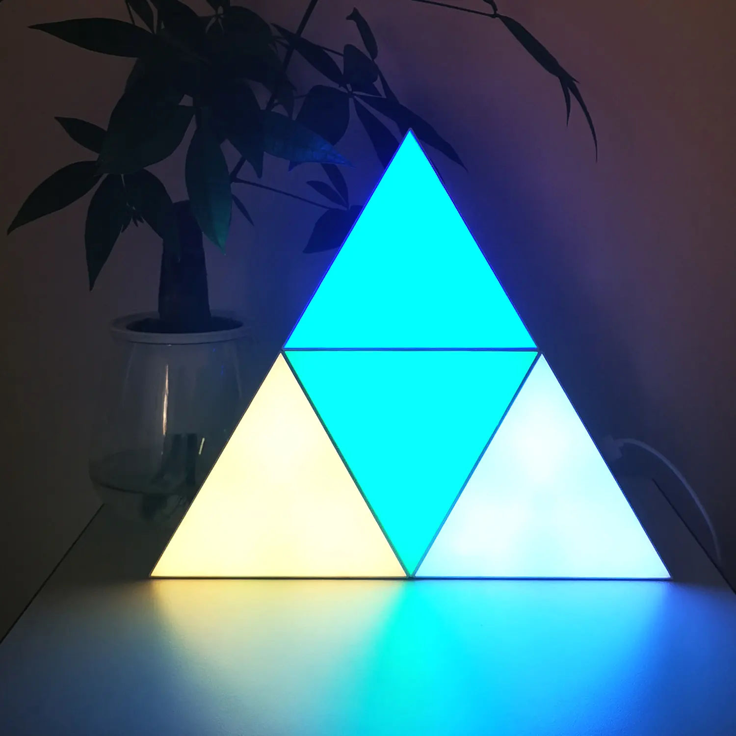 फोन APP नियंत्रित स्मार्ट प्रकाश नवीनतम प्रवृत्ति उपहार 16 लाख रंग सिंक के साथ संगीत के लिए त्रिकोण प्रकाश DIY सजावट