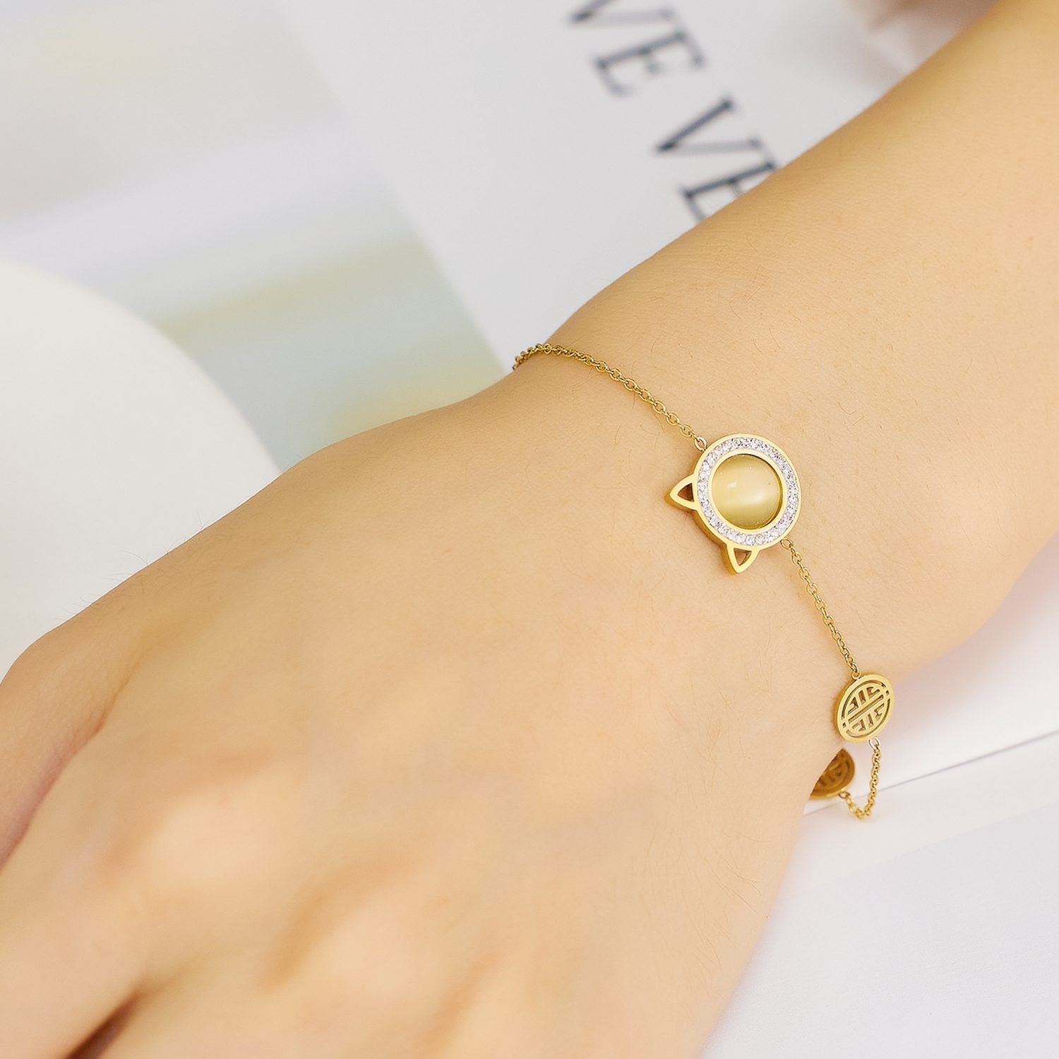 Bracelet Fantaisie Vintage Doré - Accessoire Rétro Chic Pour Femme