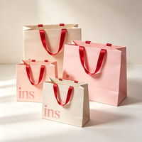 Sac shopping rose esthétique avec ruban rouge, production en 72h, sac en papier biodégradable pour vêtements de mode