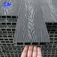 Dalles de terrasse en WPC modernes, carrées, imperméables, surface brossée, installation par clipsage, revêtement de sol extérieur