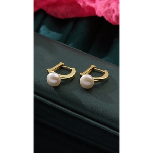 Pendientes de Perlas Doradas con Forma de Letra D, Grado AA, Engaste en Bisel, para Uso Diario - Product Image 1