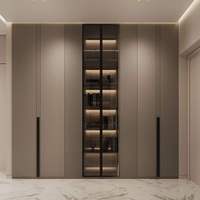 Système de dressing intégré moderne et luxueux avec portes vitrées, finition bois chaud et éclairage LED, sur mesure pour chambre à coucher