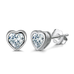 Boucles d'oreilles en argent sterling 925 en forme de cœur |   Plaqué or 18 carats |   Centre en zircon étincelant |   Bijoux romantiques pour femmes et filles - Product Image 5