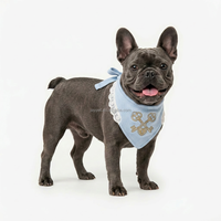 Hellblaues Blumenmuster Baumwolle Dehnbares Luxus-Schlüsselschloss-Stickerei-Spitzenbesatz Haustier-Bandana Gestricktes Verstellbares Dreieckiges Hundehalstuch