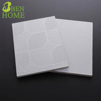 600*600 Diseño de decoración moderna Tablero de yeso de PVC Techo falso con accesorios