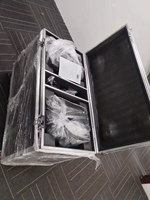 Machine à étincelles froides 2-en-1 avec projecteur PAR et flight case pour spectacles sur scène