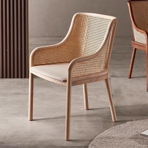 Silla <span class=keywords><strong>de</strong></span> comedor <span class=keywords><strong>de</strong></span> lujo ligera, respaldo nórdico <span class=keywords><strong>de</strong></span> ratán, silla <span class=keywords><strong>de</strong></span> salón <span class=keywords><strong>de</strong></span> madera maciza, paquete suave <span class=keywords><strong>para</strong></span> el hogar, silla <span class=keywords><strong>de</strong></span> <span class=keywords><strong>segunda</strong></span> <span class=keywords><strong>mano</strong></span>, Internet <span class=keywords><strong>para</strong></span> hotel - Product Image 2