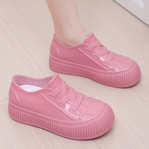 Botas de lluvia impermeables para mujer, suela gruesa, zapatos de goma de caña baja para exteriores, cocina, lavado de autos - Product Image 1