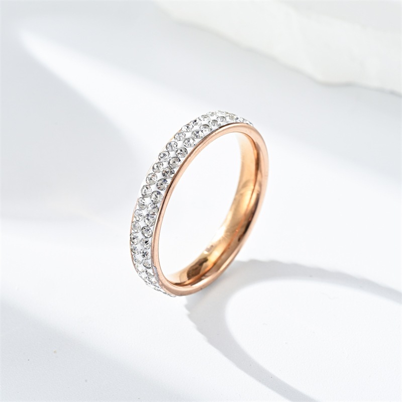 Oro rosa con dos hileras de diamantes.