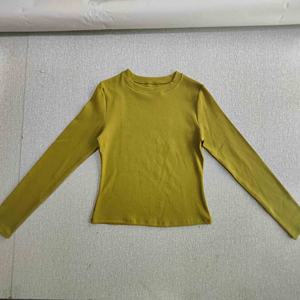 เสื้อกล้ามผ้าคอตตอนริบคุณภาพสูงสำหรับผู้หญิง ฤดูใบไม้ร่วง 2024 สีแดง แขนสั้น พร้อมเลกกิ้ง ระบายอากาศได้ดี ชุด 2 ชิ้น รับผลิตตามสั่ง ขายส่ง-ชุดลำลอง - Product Image 3