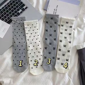 Chaussettes amples pour femmes avec motif nœud en coton, mi-mollet, respirantes, antimicrobiennes, pour jeunes - Product Image 3