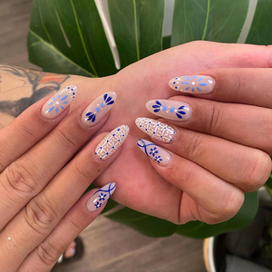 24 <span class=keywords><strong>Uñas</strong></span> Postizas <span class=keywords><strong>de</strong></span> <span class=keywords><strong>Porcelana</strong></span> Azul y Blanca, <span class=keywords><strong>Uñas</strong></span> Acrílicas Largas con Diseño Floral Geométrico Pintado a Mano - Product Image 1