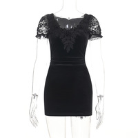 Robes courtes ajustées de style gothique sombre avec patchwork de dentelle, col en V gothique et manches bouffantes