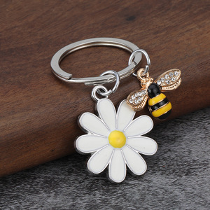 Llavero de abeja y flor, colgante de metal con diseño de insecto y margarita, adorno para bolso, regalo al por mayor para llaves de coche, suministro de fábrica - Product Image 4