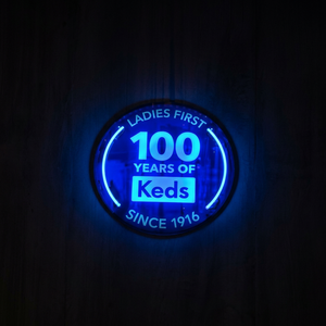 Letrero de Acrílico con Iluminación LED Personalizable, Soporte de Exhibición Moderno Iluminado para Recepción de Oficina y Eventos - Product Image 1