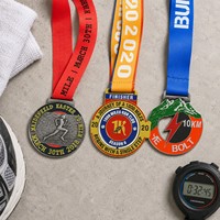 Médailles de marathon en relief 3D, logo personnalisé, texte, médaille sportive en métal avec ruban de sublimation pour événement de course, souvenir