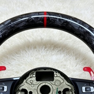 Volant <span class=keywords><strong>de</strong></span> voiture personnalisé en fibre <span class=keywords><strong>de</strong></span> carbone forgée avec surpiqûres rouges perforées pour Volkswagen VW Golf MK5 MT GTI R CC - Product Image 3