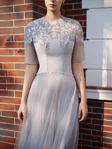 فساتين نسائية طويلة بخصر ضيق بتصميم فيتنامي رفيع ومطّزة بشكل أنيق - Product Image 4