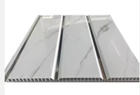 Panneaux de plafond carrés en PVC écologiques, imperméables et ignifuges, avec un design moderne et un aspect bois décoratif pour une utilisation en intérieur