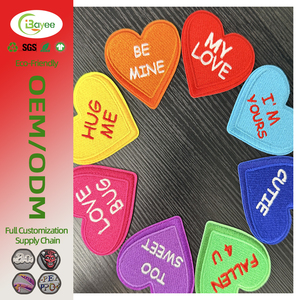 Patch brodé plat en forme de cœur, personnalisable, résistant au lavage et aux décolorations, disponible en plusieurs couleurs, pour jeans et chapeaux - Product Image 1