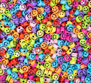 500g/sac 3500 pièces Perles plates en acrylique de 7 mm avec visage souriant pour la fabrication de bijoux DIY Bracelet Collier Porte-clés Matériaux - Product Image 2