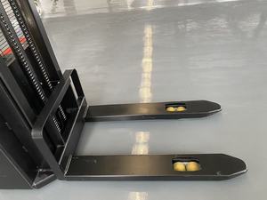 Nieuw ontworpen elektrische mini-reachstacker zonder poten met 1,5-tons en 2-tons vorkaccessoires, bereik vooruit/achteruit van 4m/5m/5,5m - Product Image 5