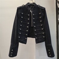 Ensemble deux pièces en jean pour femme OUDINA : veste courte multi-boutons à boucle métallique vintage et jean scimitar taille haute