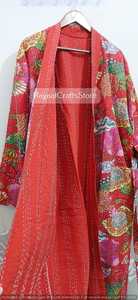 ชุดกิโมโนผ้าควิลท์พิมพ์ลายดอกไม้สีแดงสำหรับผู้หญิง แขนสามส่วน ทรงหลวม มีเข็มขัดผูก สวมใส่สบายทุกฤดู ผ้าทอ ความยาวปานกลาง - Product Image 5