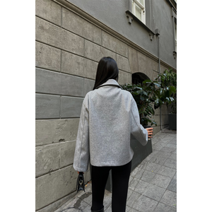 Chaqueta Camisera de Cachemira Gris para Mujer con Detalles de Bolsillos Laterales - Product Image 1