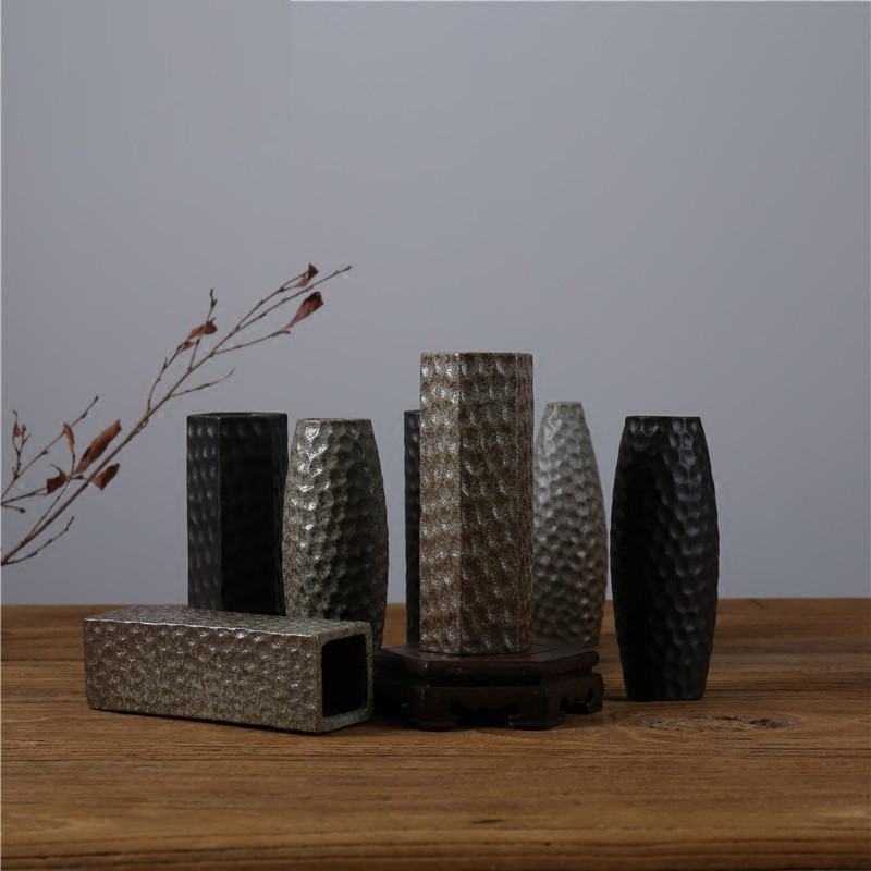 Kleine Quadratische Keramikvase Mit Knospen – Schwarz, 18 Cm Hoch, Für Einzelne Blumen & Deko