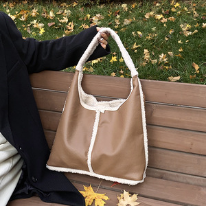 2024 nuova borsa Tote in finto <span class=keywords><strong>Shearling</strong></span> di nicchia retrò carina da <span class=keywords><strong>donna</strong></span> con chiusura a cerniera con cerniera estiva fodera in pelliccia alla moda integrata - Product Image 4