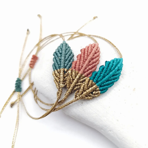Bracciale dell'Amicizia Go2boho con Foglia in Macramè, Gioiello Bohémien con Cordino Regolabile in Nylon Annodato a Mano da Donna e Ragazza, Idea Regalo da Abbinare - Product Image 1