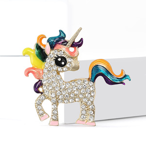 Einhorn-Brosche mit Strass und Emaille-Regenbogenmähne, 45x50mm, Anstecknadel für Damenmäntel, 8 Farben - Product Image 2