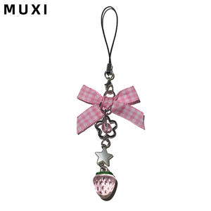 Estilo pastoral dulce lindo pequeño <span class=keywords><strong>bosque</strong></span>-estilo tridimensional fresa arco teléfono móvil cadena decoración hecha de poliéster - Product Image 3