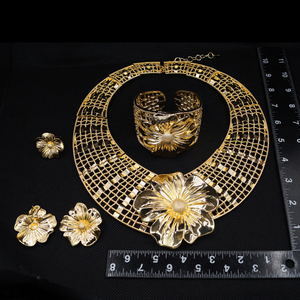 ชุดเครื่องประดับ<span class=keywords><strong>ดอก</strong></span><span class=keywords><strong>ชบา</strong></span><span class=keywords><strong>สี</strong></span>ทอง สร้อยคอแบบโชคเกอร์ สร้อยข้อมือ ต่างหู ดีไซน์โดดเด่น สไตล์แอฟริกัน สำหรับเจ้าสาว งานแต่งงาน และงานปาร์ตี้ - Product Image 5