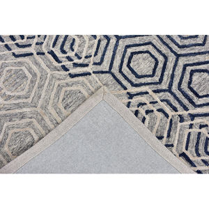 Tapis géométrique moderne tufté à la main – Tapis gris ivoire avec motif hexagonal bleu marine et design contemporain - Product Image 4