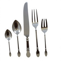Ensemble de couverts de luxe vintage en acier inoxydable avec poignée à collier festonné, comprenant des cuillères en forme de feuille et des fourchettes à trois dents.