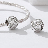 Breloque classique plaquée rhodium avec zircon rond serti en canal, cadeau de bijoux unisexe