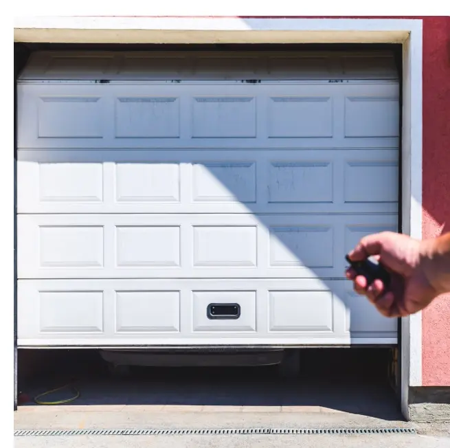 Abridor de puerta de garaje seccional con puerta para uso en el hogar