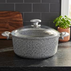 Casserole ronde moderne en fonte émaillée avec couvercle en verre et poignées en acier inoxydable - Product Image 5