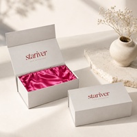 Boîte cadeau magnétique pliable blanche personnalisée avec doublure en satin fuchsia, boîte d'emballage rigide pour extensions de cheveux humains, logo rouge personnalisé