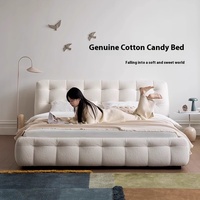 Lit moderne et confortable avec cadre en bois et revêtement en velours pour grande chambre principale de mariage, lit double personnalisé