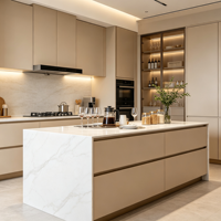 Ensemble d'armoires de cuisine sur mesure élégantes et de qualité supérieure, construction en contreplaqué durable, écologiques et fonctionnelles pour les projets de rénovation de la maison