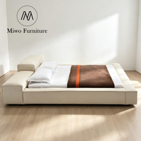 Lit double king size moderne italien, design simple, rembourré en tissu de lin, extra doux, style tatami, pour villa