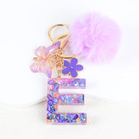 Nouveau porte-clés en résine violet avec lettre initiale, papillon, fleur et pompon moelleux, pendentif de sac tendance pour femmes et jeunes filles