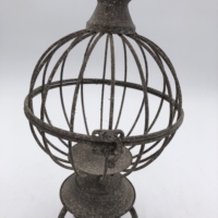 Porte-bougie sphérique rustique en métal en forme de cage à oiseaux avec base trépied, lanterne décorative pour bougie pilier, décoration de table style ferme