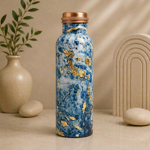 Botella de Agua de Cobre Esmaltado Azul Premium con Diseño Abstracto en Lámina Dorada y Tapa con Acabado de Cobre - Product Image 1
