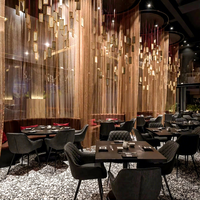 Meubles de luxe pour hôtel, bar, restaurant, banquette, table et chaises sur mesure