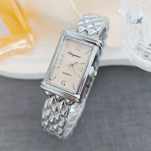 Orologio da Donna con Quadrante Quadrato Dorato, Design Elegante e Minimalista, Impreziosito da Marcatori Facili da Leggere NW0019 - Product Image 3
