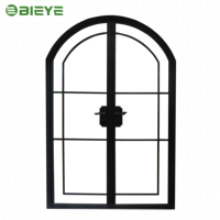 Ventana Abatible de Aluminio Estilo Francés con Marcos de Rotura Térmica que Mantiene los Interiores de la Villa Cálidos y Silenciosos Durante Todo el Año